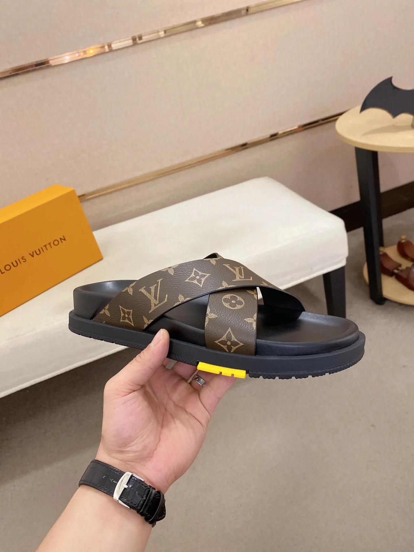 Factory price: 420💰Made by LV🔍Top purchasing agent. Men's spring and summer slippers are available at the same counter. The uppers are made of cowhide imported from Italy. High-quality craftsmanship, soles: original soles specially provided by the original factory, exclusive movable molded soles are super comfortable, original factory follow-up goods, 🔍🔍high quality, can be entered and exited the counter at will, welcome to compare, code number 38-44. Can be customized45
